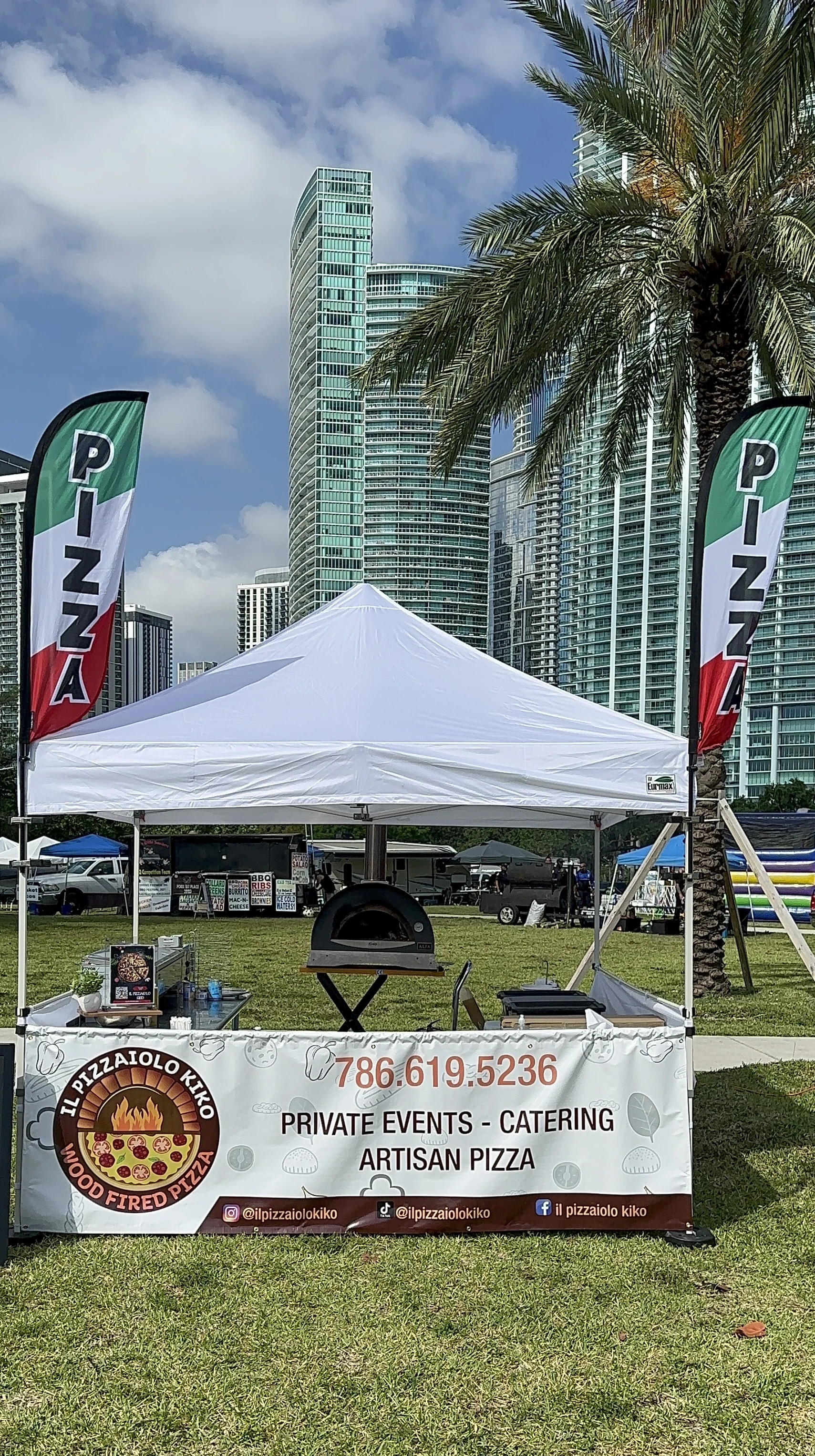 ROBERTO ENRIQUEZ booth setup 1